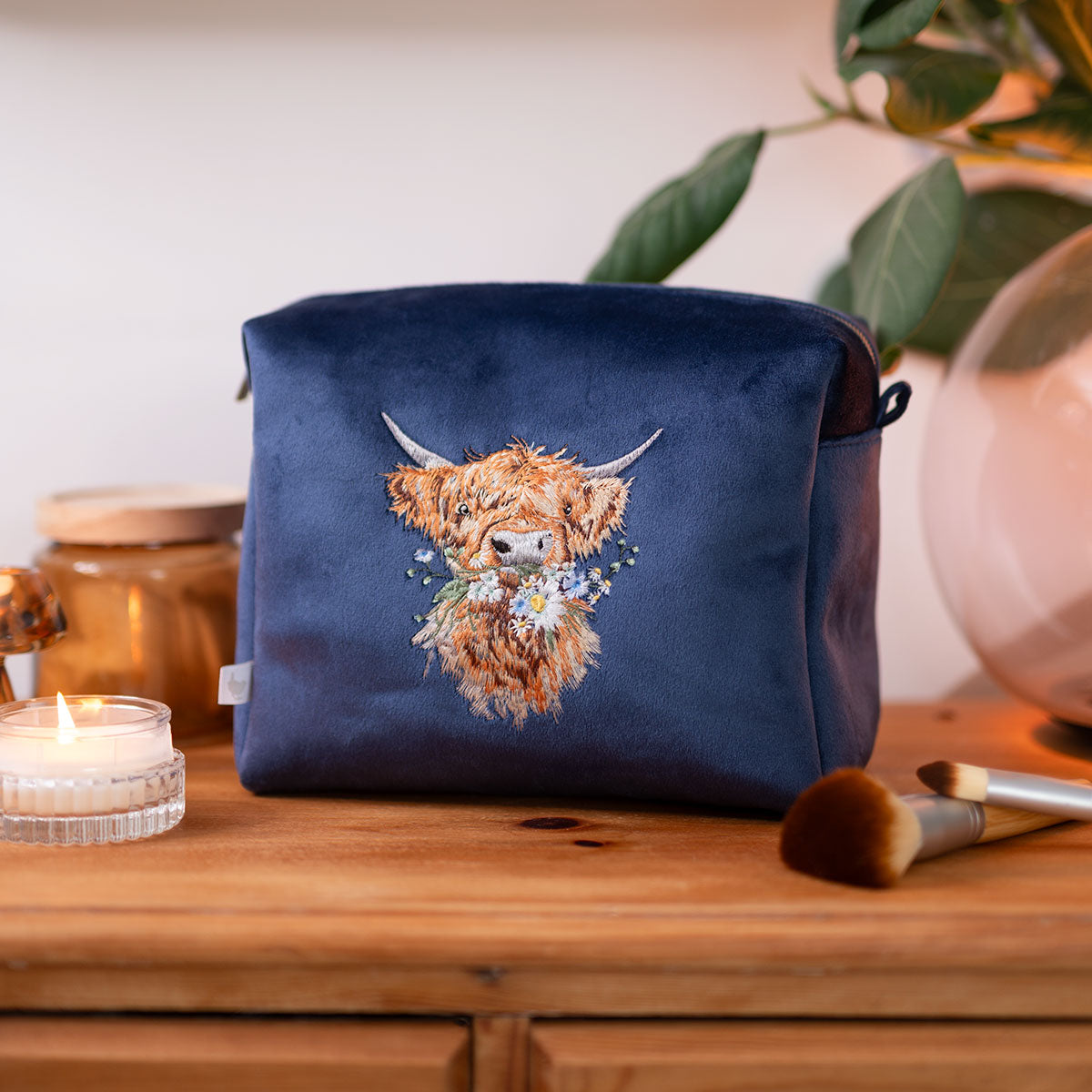 Wrendale Highland Cow Cosmetic Bag - Daisy coo